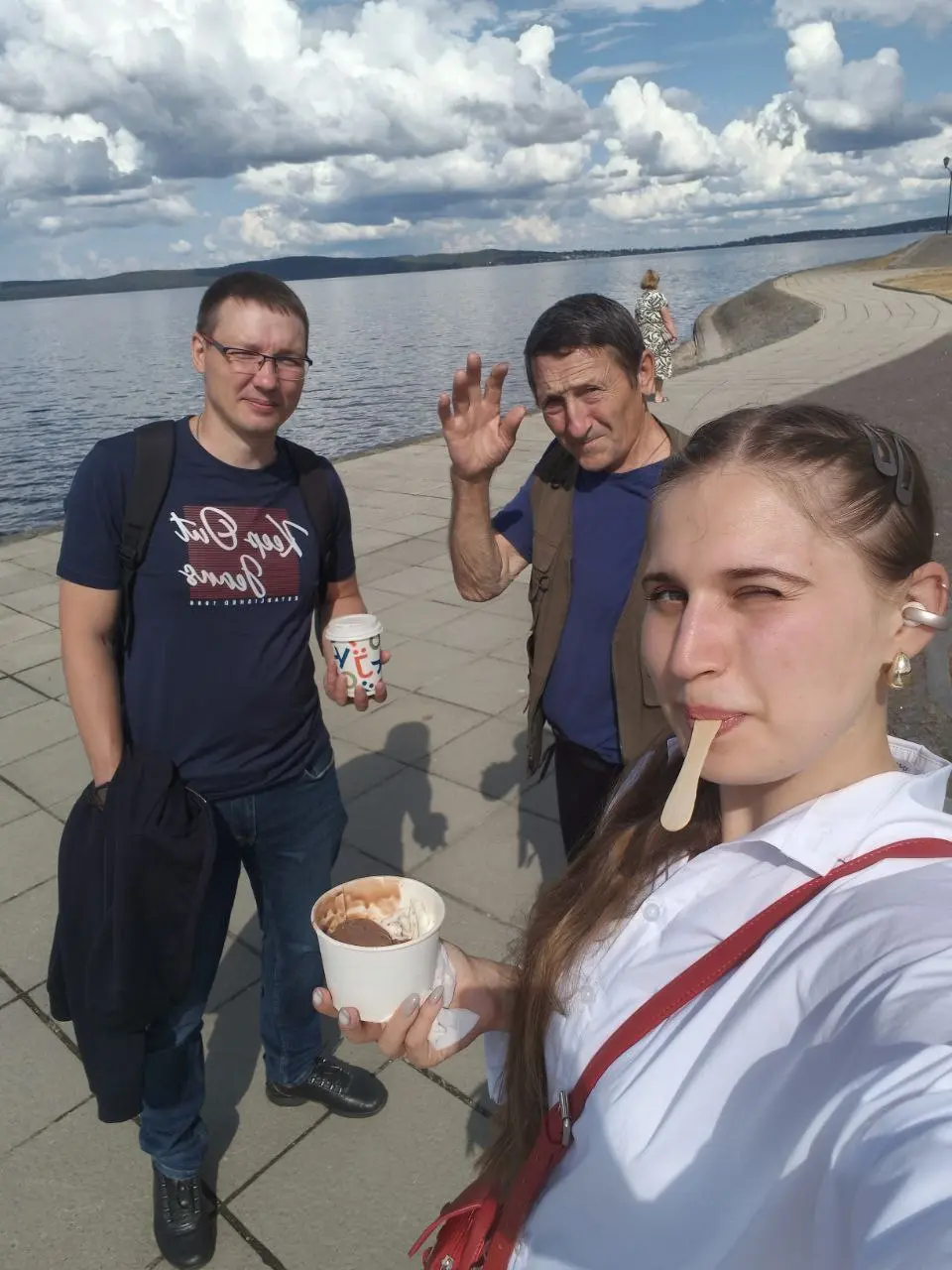 Увидела сегодня в семейном чате летние фото из Карелии (я там родилась) с папой, братом Толей, старшей дочерью Наташей и черникой 🫐🫐 🫐
И подумала, что в такую погоду классно подумать про лето 👍😘
#Отды... | Сетка — социальная сеть от hh.ru