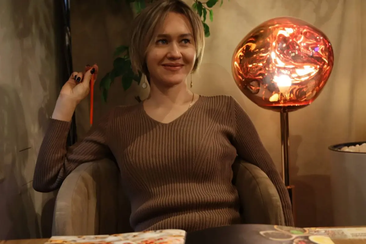 Спуститься, чтобы взлететь? 🛬✈
Знакомо чувство, когда поиски «той самой» работы затягиваются на месяцы? Финансы тают, уверенность пошатывается, а в голове — мучительный выбор:
Идти на временную работу... | Сетка — социальная сеть от hh.ru