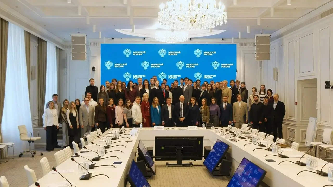 В Минстрое России состоялась рабочая встреча Молодежного совета Минстроя России и Молодежного совета Правительства Тульской области, открывающая начало серии «Мост регионов»
Спикерами встречи выступил... | Сетка — социальная сеть от hh.ru
