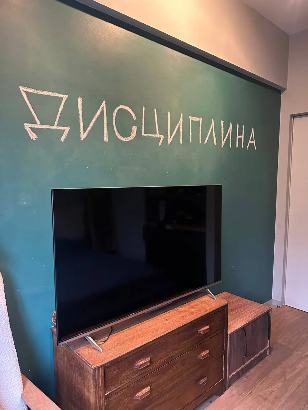 Хотите, расскажу вам на пальцах чем отличаются дисциплина и мотивация
Часто мы про важные дела думаем: «Вот появится мотивация - тогда и начну». Но мотивация не появляется по щелчку | Сетка — социальная сеть от hh.ru