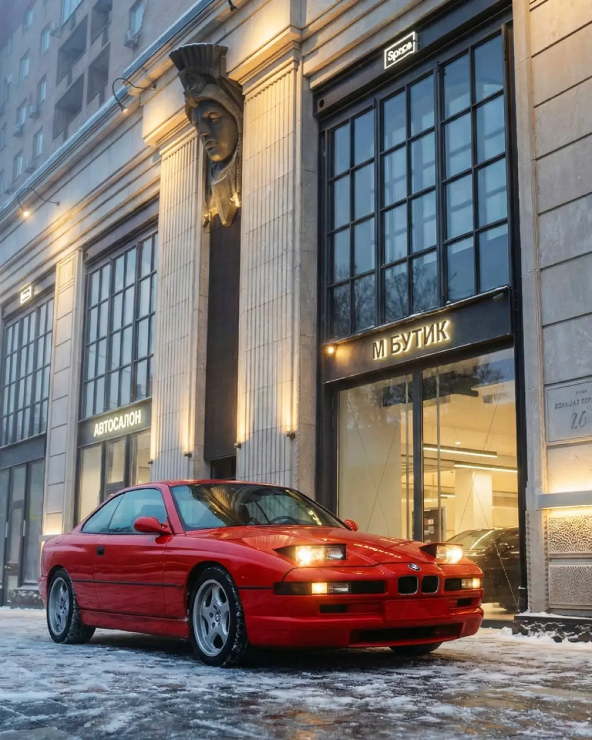 Зимняя сказка в центре Москвы? Легко, если у вас есть нейросети и отличные дизайнеры! ❄️🚗
Январские морозы — не повод ставить креатив на паузу | Сетка — социальная сеть от hh.ru