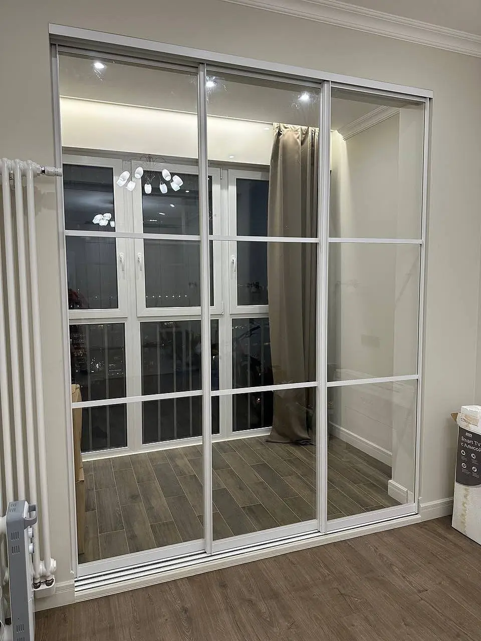 🏠 Нужно рабочее место, но не хочется жертвовать светом и пространством?
⠀
📌 У нас есть решение — раздвижные двери-купе с прозрачным стеклом и белым профилем | Сетка — социальная сеть от hh.ru