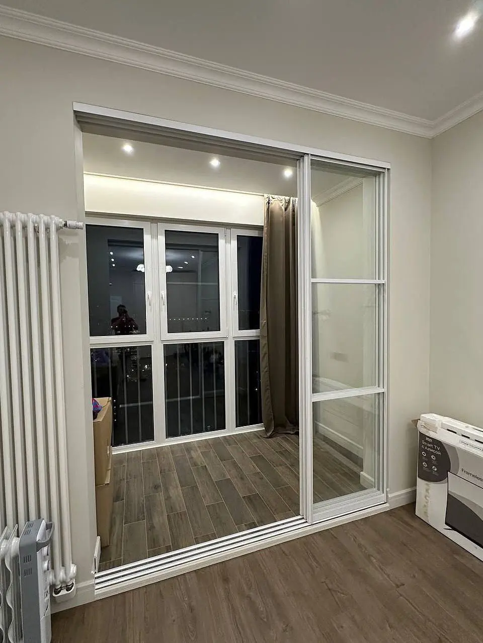 🏠 Нужно рабочее место, но не хочется жертвовать светом и пространством?
⠀
📌 У нас есть решение — раздвижные двери-купе с прозрачным стеклом и белым профилем | Сетка — социальная сеть от hh.ru