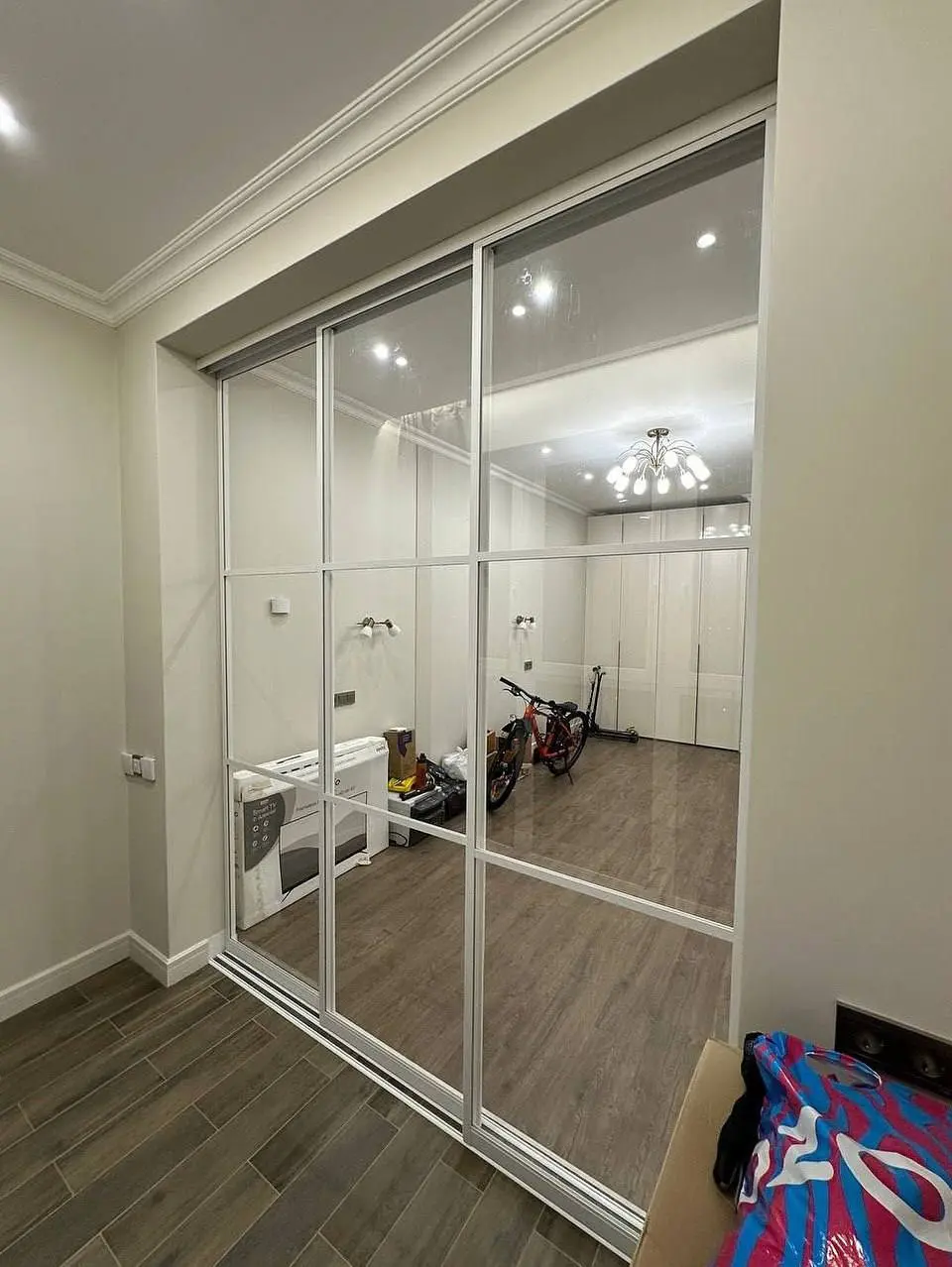 🏠 Нужно рабочее место, но не хочется жертвовать светом и пространством?
⠀
📌 У нас есть решение — раздвижные двери-купе с прозрачным стеклом и белым профилем | Сетка — социальная сеть от hh.ru