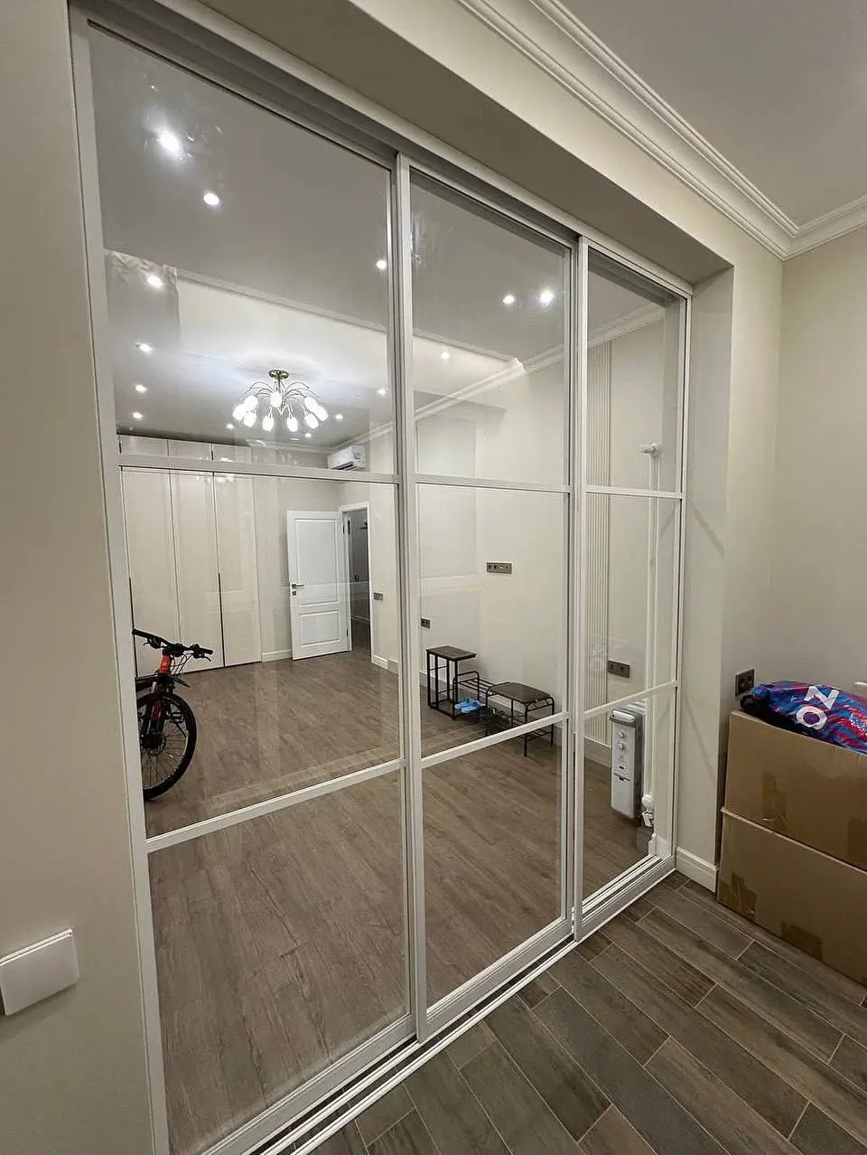 🏠 Нужно рабочее место, но не хочется жертвовать светом и пространством?
⠀
📌 У нас есть решение — раздвижные двери-купе с прозрачным стеклом и белым профилем | Сетка — социальная сеть от hh.ru