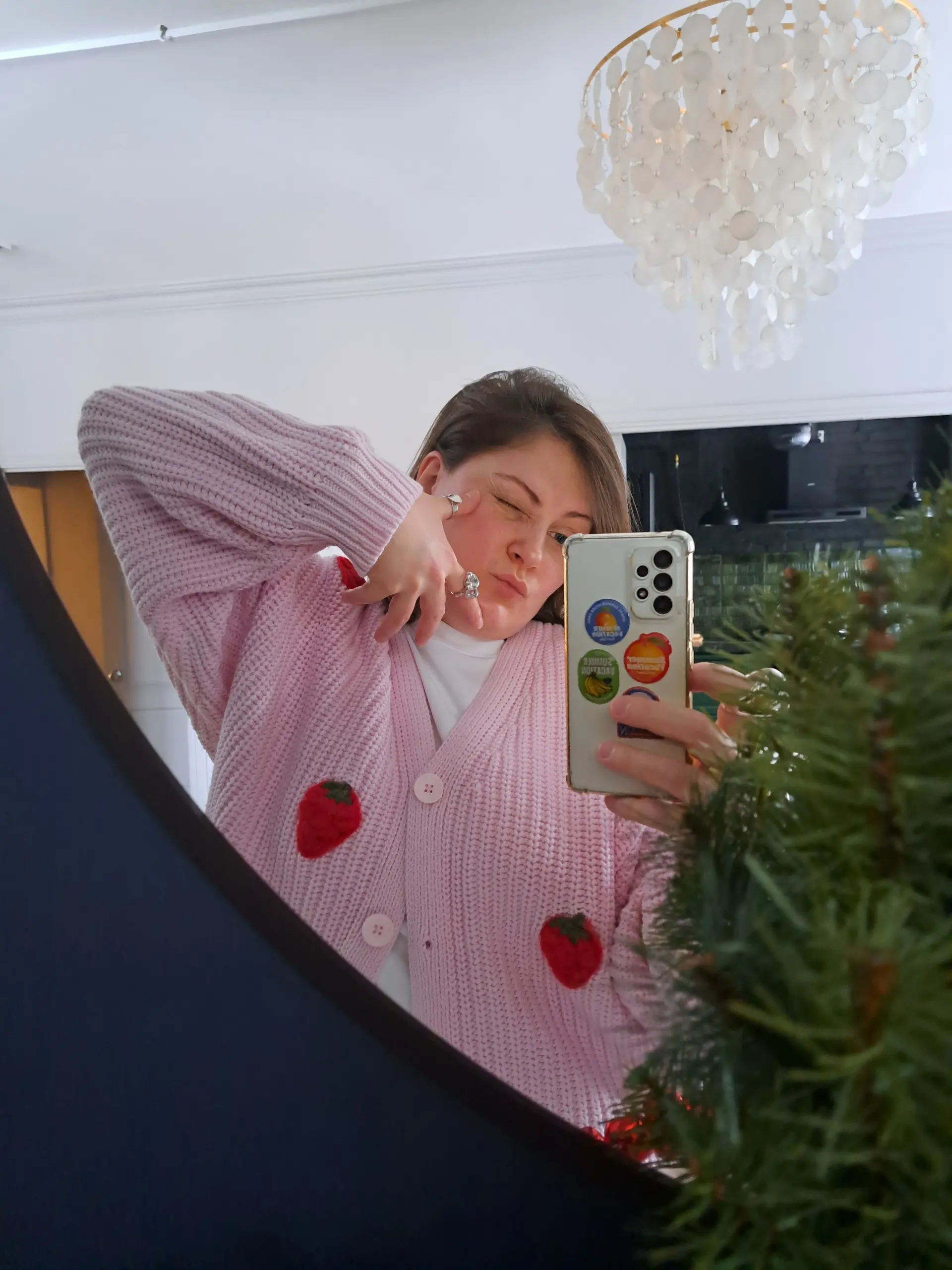 Цветотерапия🍓🍓🍓
Я сама себе придумала, что я так себя поддерживаю, когда мой уровень дофамина очень низкий - наряжаться в яркие цвета, люблю много больших и разных колец, забавные серьги, а розовый цв... | Сетка — социальная сеть от hh.ru