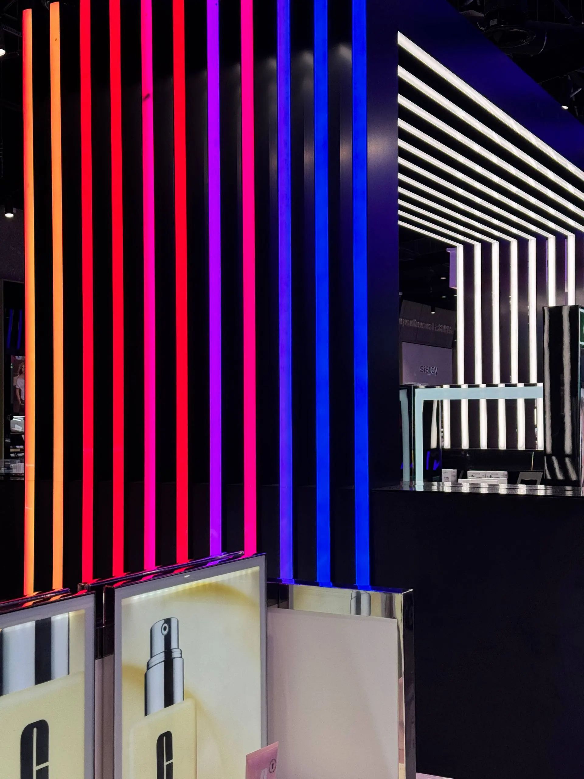 #обзорШИ
😀 В Шереметьево Versace, Armani, Dior - воодушевляющие корнеры, про которые думаешь: «черт возьми, это невероятно красиво!» Люкс, который обычно виден только в обмен на билет в Дубай или Синг... | Сетка — социальная сеть от hh.ru