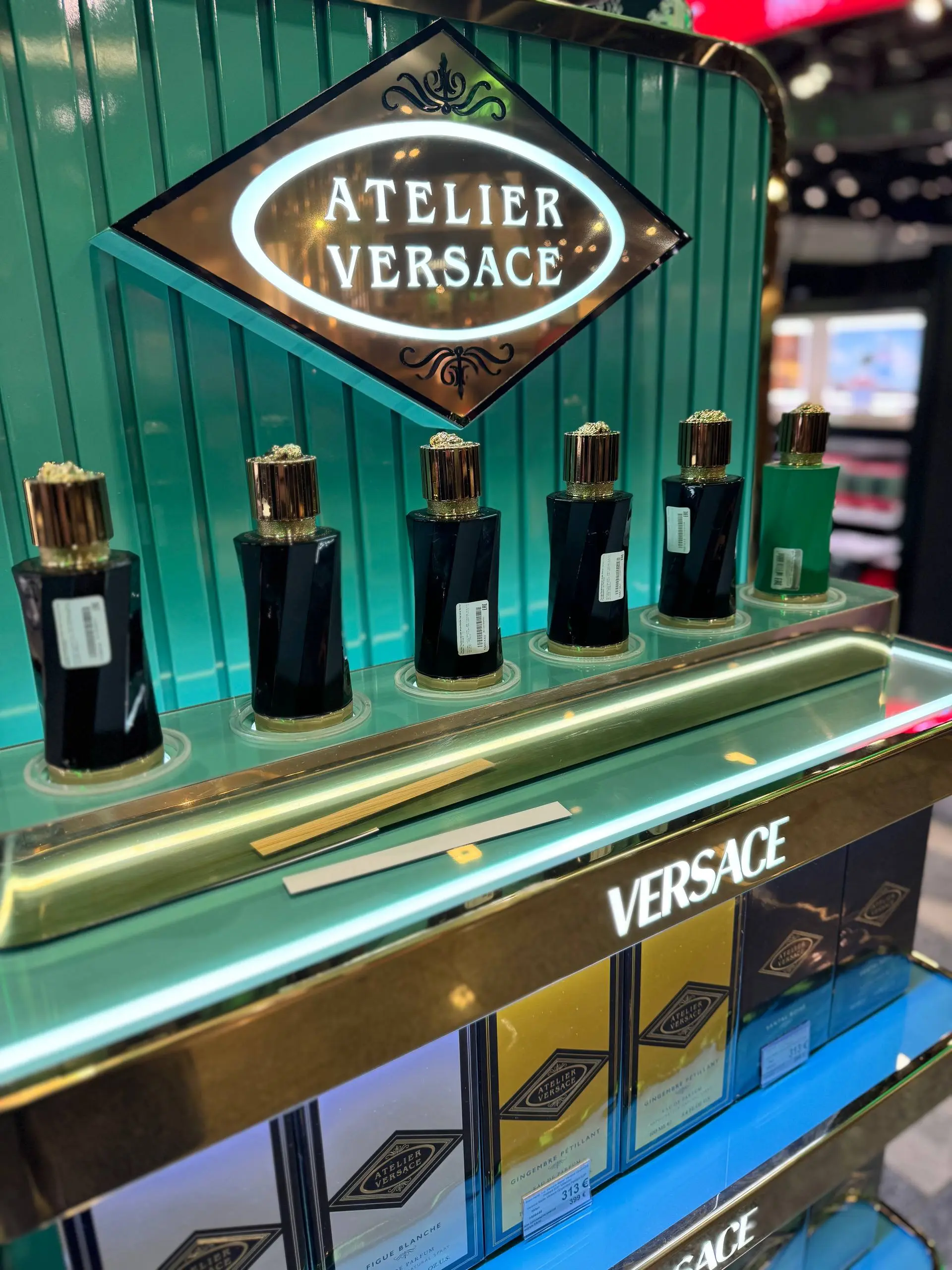 #обзорШИ
😀 В Шереметьево Versace, Armani, Dior - воодушевляющие корнеры, про которые думаешь: «черт возьми, это невероятно красиво!» Люкс, который обычно виден только в обмен на билет в Дубай или Синг... | Сетка — социальная сеть от hh.ru