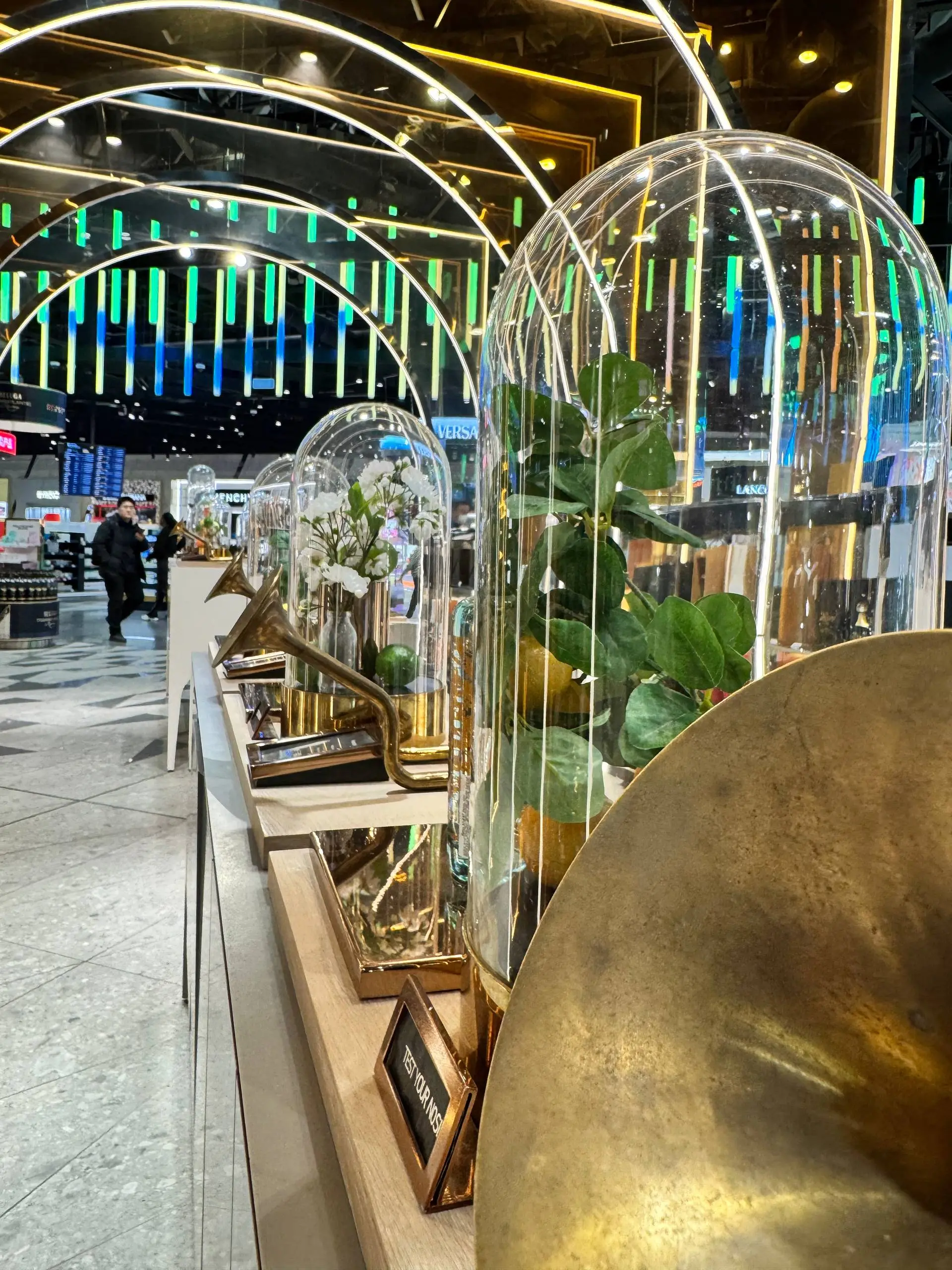 #обзорШИ
😀 В Шереметьево Versace, Armani, Dior - воодушевляющие корнеры, про которые думаешь: «черт возьми, это невероятно красиво!» Люкс, который обычно виден только в обмен на билет в Дубай или Синг... | Сетка — социальная сеть от hh.ru