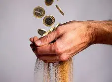 Почему деньги есть, а уверенности — нет? 
Есть ощущение, знакомое многим: оборот идёт, деньги на счет вроде поступают, а чувства надёжности — ноль, будто стоишь на зыбучем песке | Сетка — социальная сеть от hh.ru