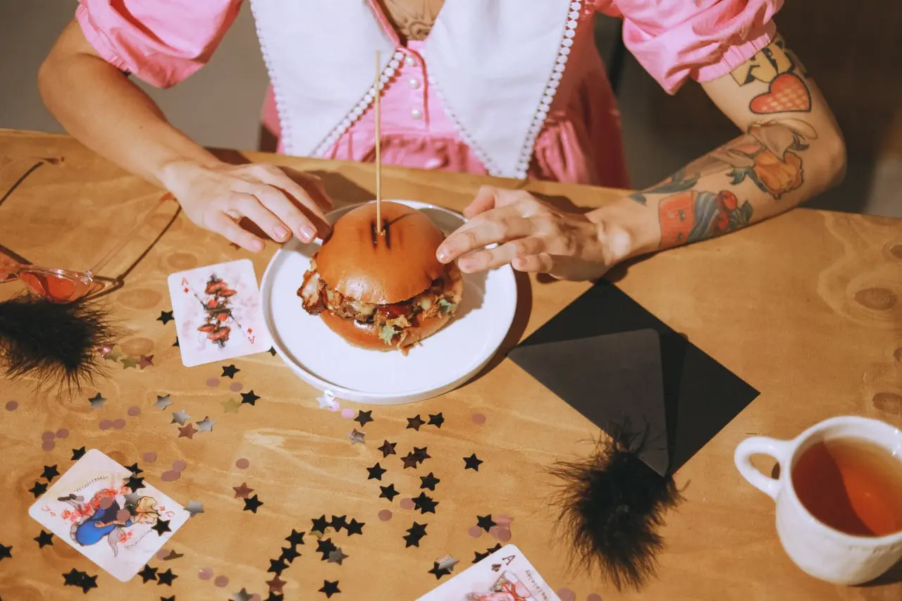 А что у вас по самозапретам на сегодня?🍔
Самое смешное, что мы уже взрослые | Сетка — социальная сеть от hh.ru
