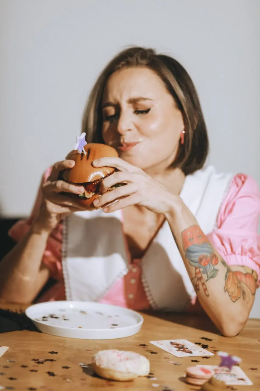 А что у вас по самозапретам на сегодня?🍔
Самое смешное, что мы уже взрослые | Сетка — социальная сеть от hh.ru