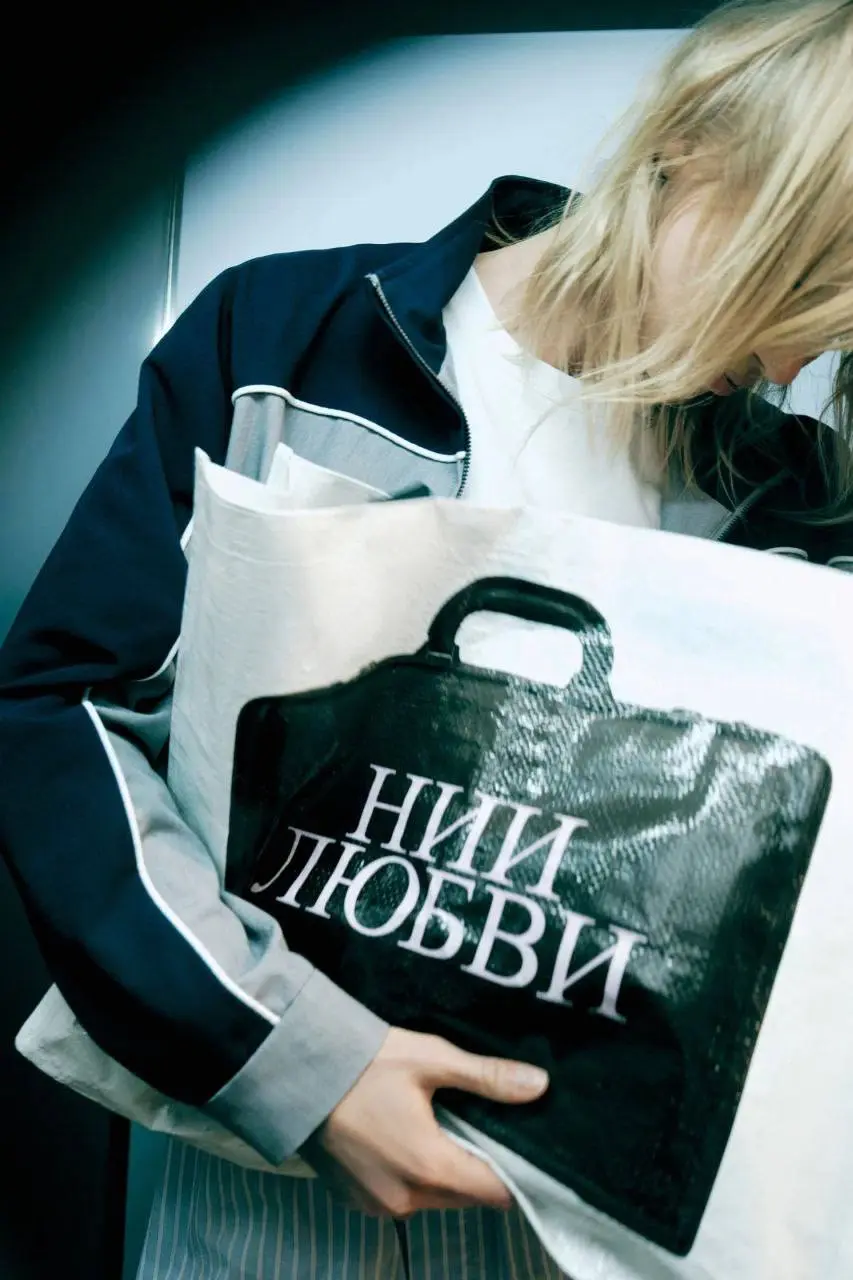 У НИИ ЛЮБВИ от Befree вышел полноценный мерч! Футболки, худи, сумки и значки, посвящённые объекту изучения, то есть, любви.
наука, которую хочется освоить полностью 😌 | Сетка — социальная сеть от hh.ru