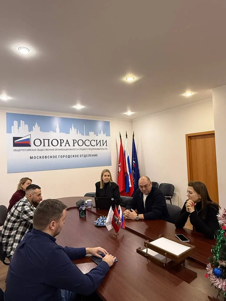 ☕️💥 ТАК, ВСЁ, ОТОГРЕЛАСЬ! Привет из-под пледа!
Сегодня хотела вести текстовый онлайн с нашей стратегической сессии по налогам в «ОПОРЕ РОССИИ», но… Это был тот самый случай, когда «на улице холодно, а... | Сетка — социальная сеть от hh.ru