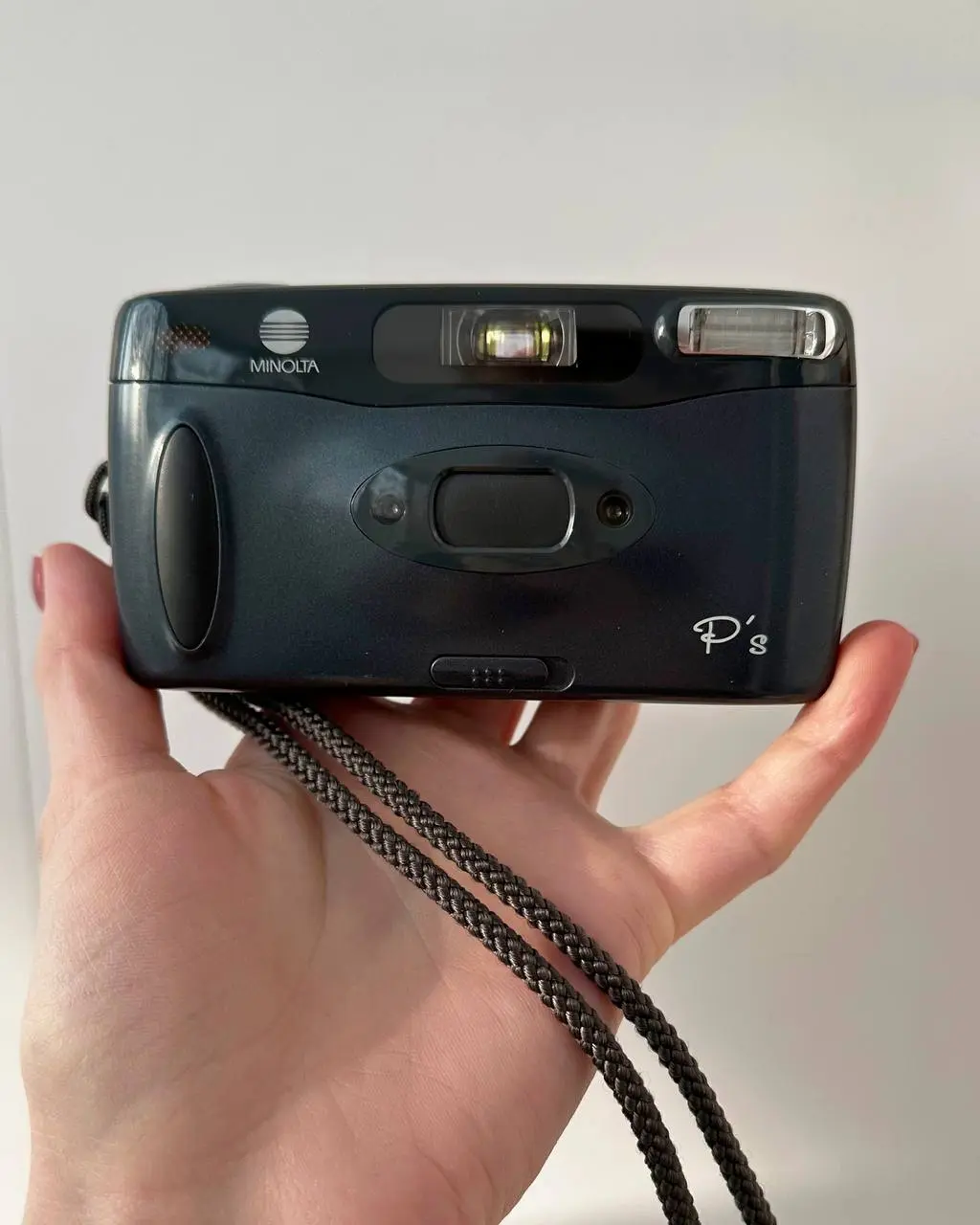 Minolta PS — японская пленочная панорамная камера
Это, пожалуй, самая необычная и стильная камера в моей коллекции!
Она отличается оочень компактным корпусом, плавными изгибами и аккуратными пропорция... | Сетка — социальная сеть от hh.ru