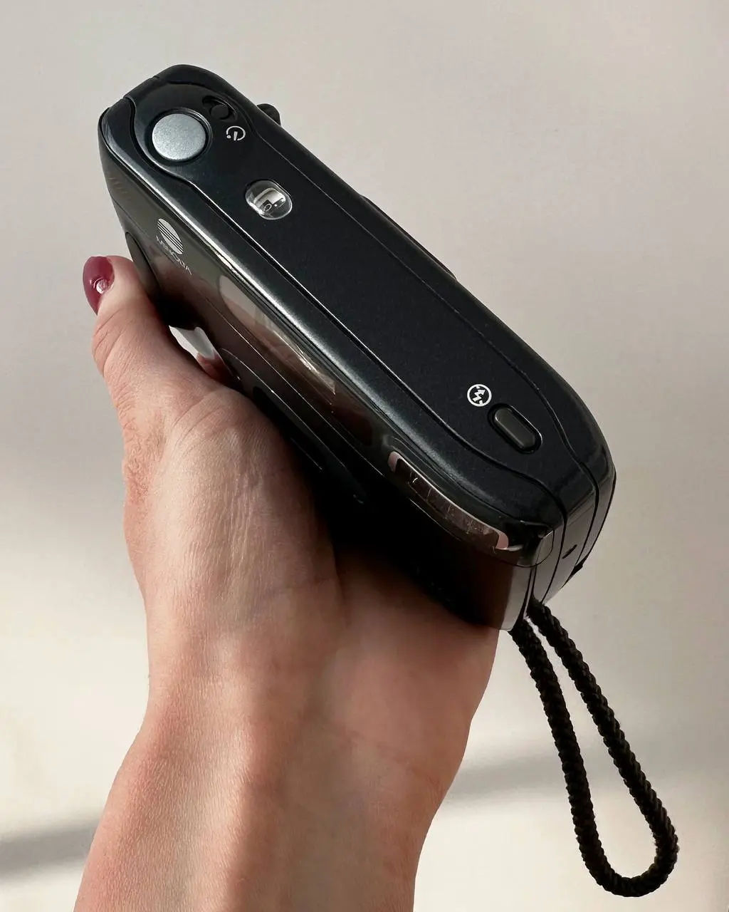 Minolta PS — японская пленочная панорамная камера
Это, пожалуй, самая необычная и стильная камера в моей коллекции!
Она отличается оочень компактным корпусом, плавными изгибами и аккуратными пропорция... | Сетка — социальная сеть от hh.ru