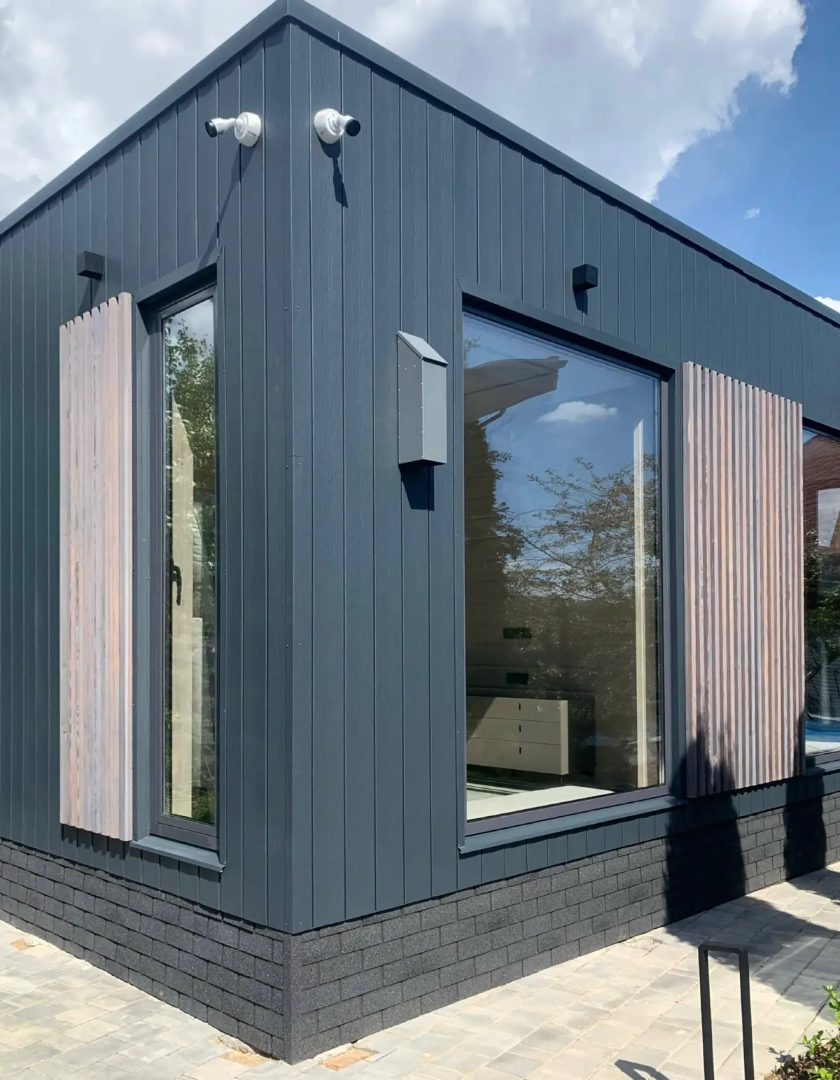 Минималистичные вставки из обожженного дерева. Фасад. Лето.
Заказчик: @ilnur\penates
Автор: @gum.lm
Материал: Suntan BUMP | Сетка — социальная сеть от hh.ru