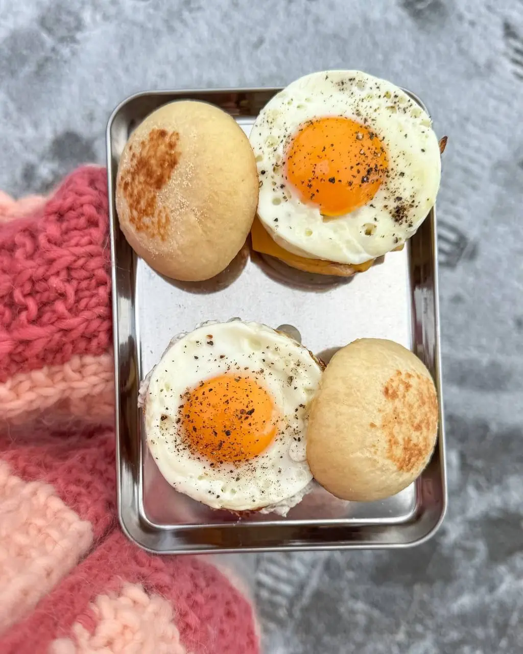 На завтрак в Eggsellent до 14 февраля подают сет: два английских мини-маффина с говяжьей и рыбной котлетой, батат фри в креманке с острым соусом шрирача-майо | Сетка — социальная сеть от hh.ru