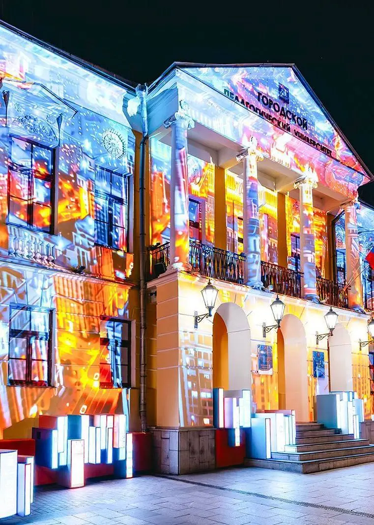 😍Бесплатные мультимедийные шоу
Уникальная возможность увидеть, как оживают исторические фасады, парки превращаются в сказочные леса | Сетка — социальная сеть от hh.ru