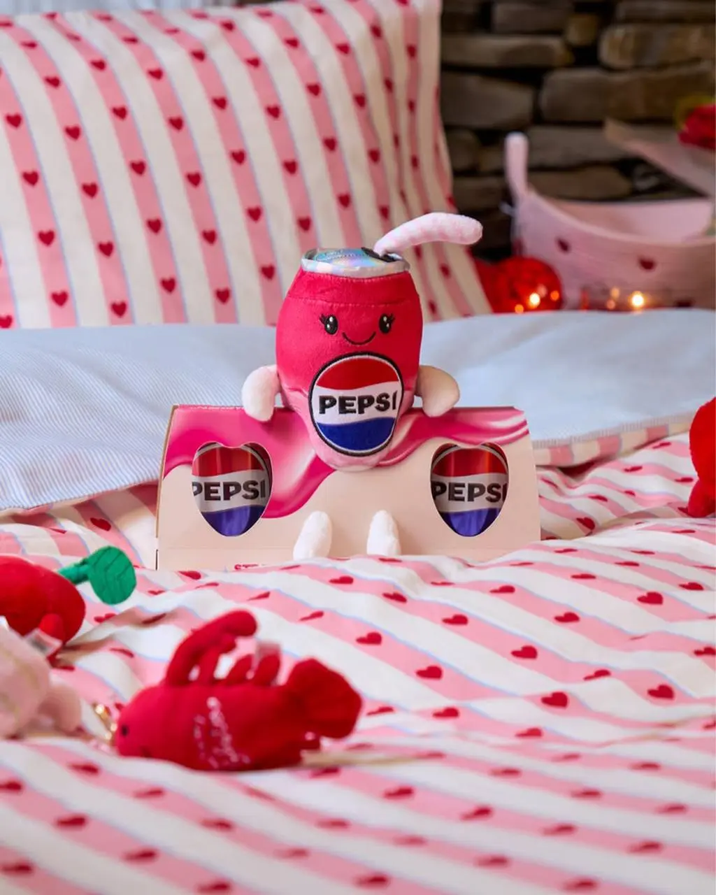 Английское отделение Pepsi дропнуло плюшевую баночку со вкусом клубники со сливками. Ее уже можно купить в сувенирном магазине Pepsi.
Имба для пепсиколиков 🥤 | Сетка — социальная сеть от hh.ru