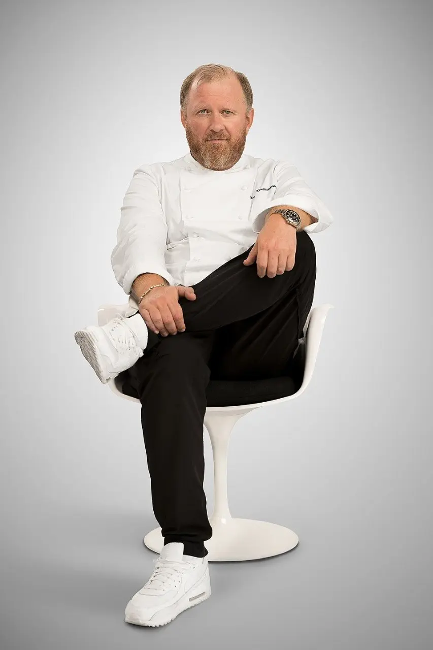 🏆 История успеха Константина Ивлева: от столовой до звезды экрана
Путь шефа начался в обычном ПТУ и институтской столовой. Уже в 24 года он стал шефом престижного «Репортера» | Сетка — социальная сеть от hh.ru