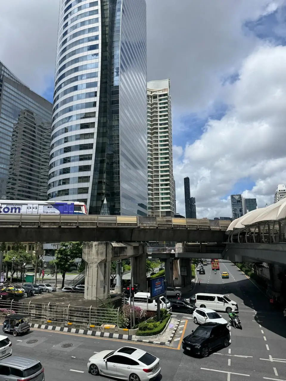 Бангкок, Таиланд 🇹🇭
Это был мой первый визит в Таиланд, но я был наслышан от многих про место силы, место шоппинга, место тусовок и тд | Сетка — социальная сеть от hh.ru