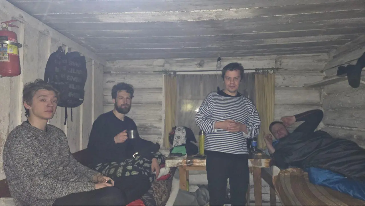 это самая любимая фотки с алтая
просыпаемся ночью потому что в печке как обычно сгорели дрова
пытаемся разжечь — она без тяги
все из-за этого в дыму
дрова сырые
ищем у кого остались сникерсы
делаем еж... | Сетка — социальная сеть от hh.ru