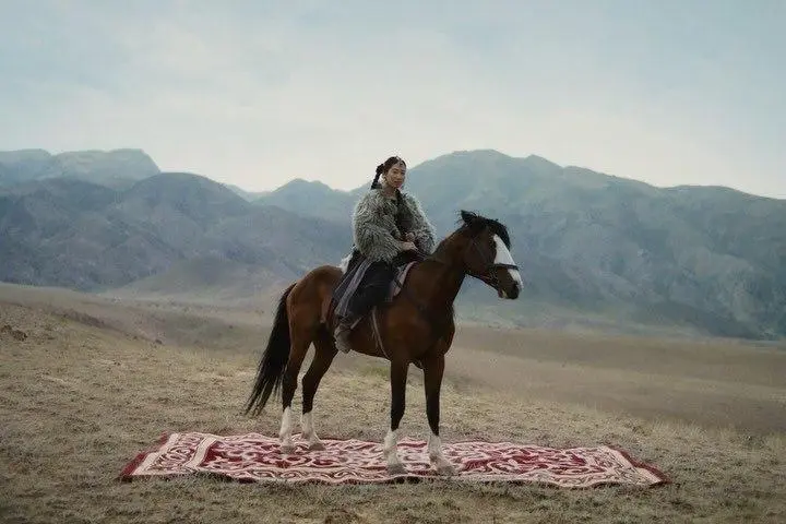 наткнулась на абсолютно восхитительную работу "Рабочего названия" - FADING TALES // Nomadic Fashion Film
этот фильм не коммерческая реклама коллекции, а художественное высказывание, он пытается расшиф... | Сетка — социальная сеть от hh.ru
