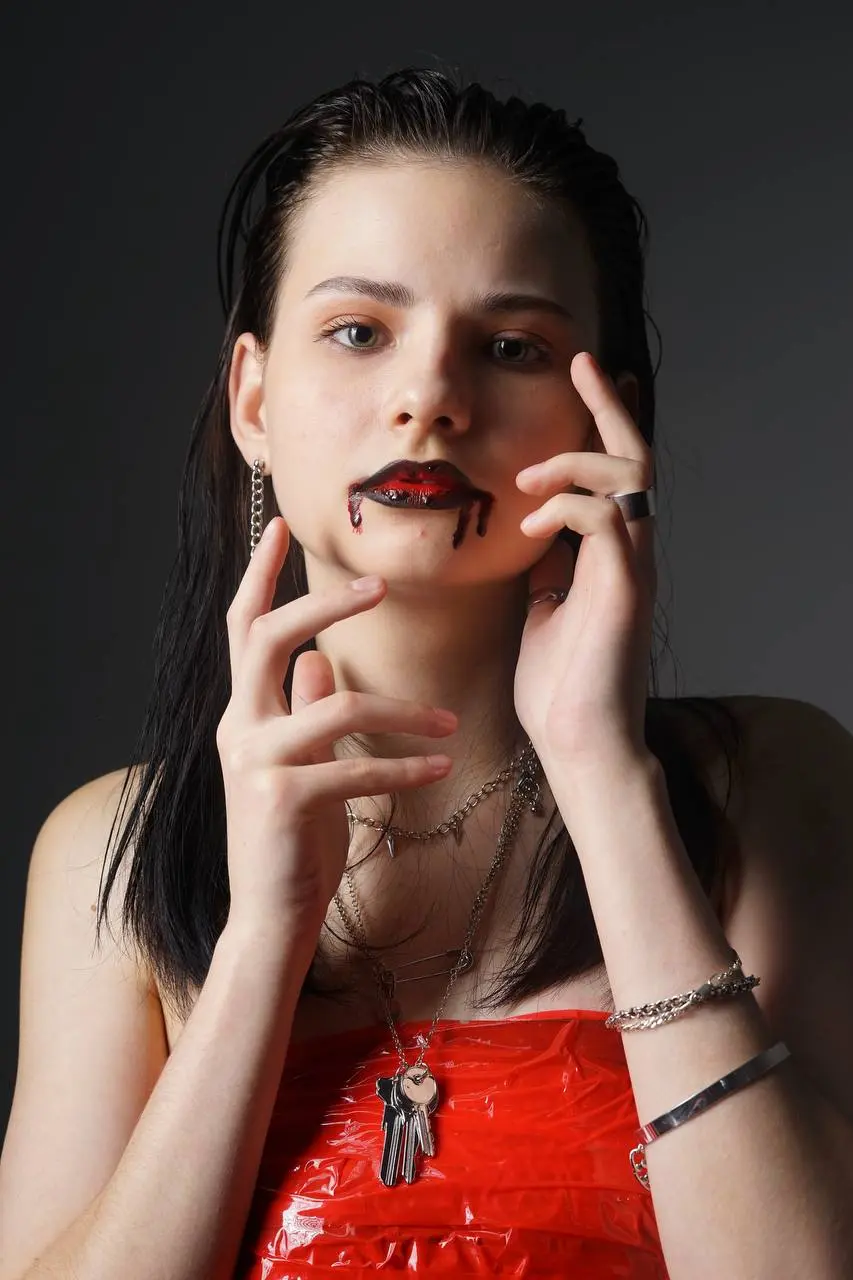 Это яркое подтверждение того, как минимализм в сочетании с нестандартными деталями может создавать выразительный и запоминающийся стиль | Сетка — социальная сеть от hh.ru