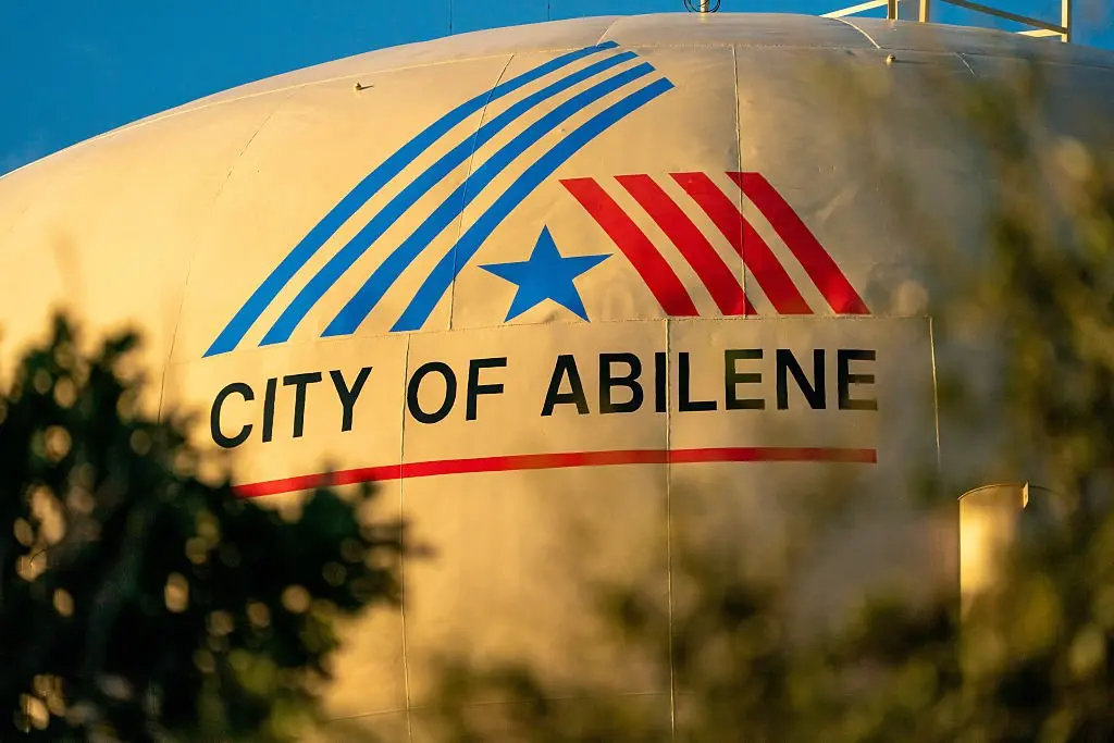 🏠 AI-бум вызвал жилищный кризис в Техасе
Проект Stargate стоимостью $500 млрд привлёк тысячи рабочих в Абилин, что резко усилило давление на жилищный рынок | Сетка — социальная сеть от hh.ru