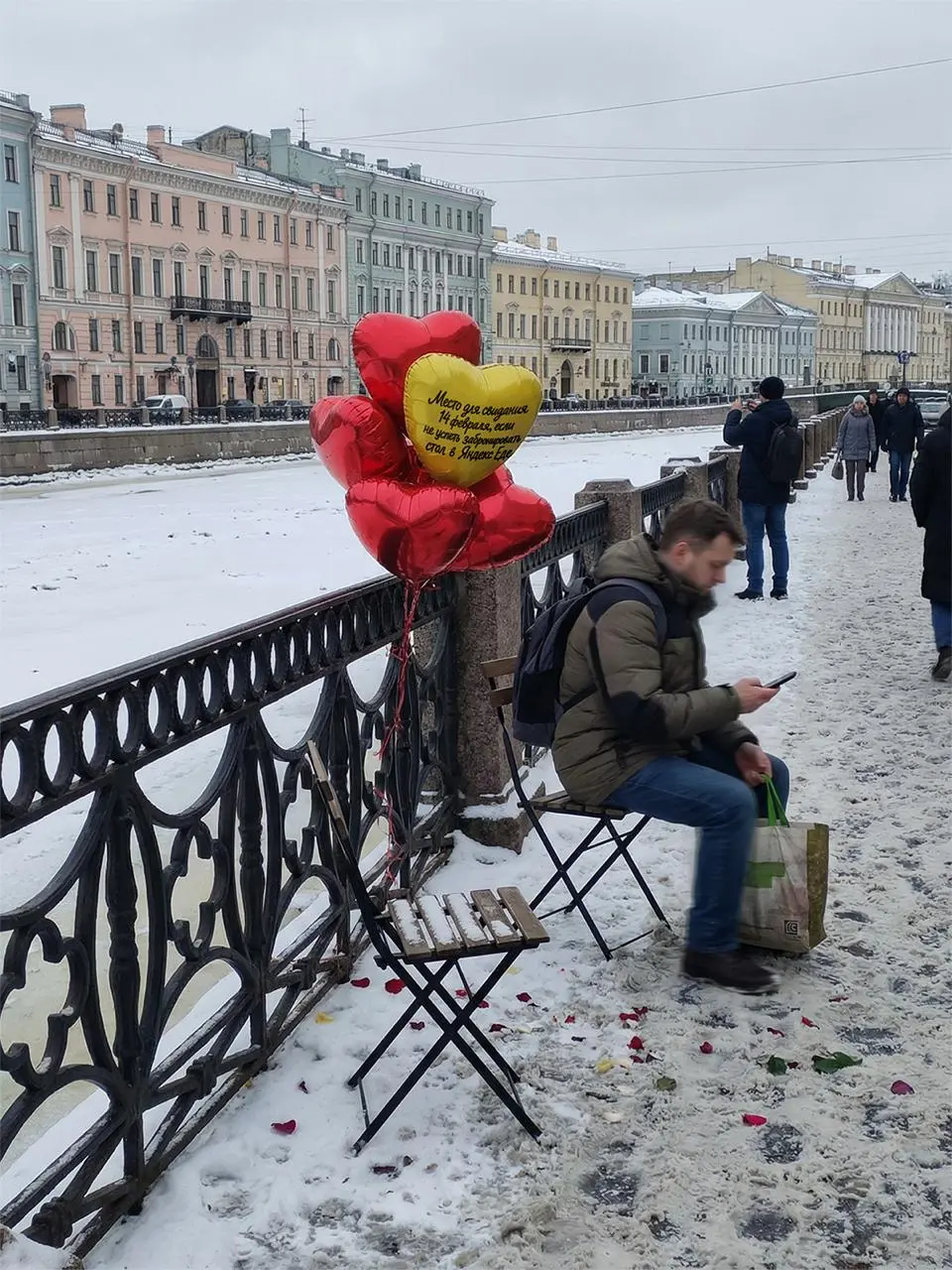 Места для свиданий в сугробах от Яндекс Еды.
В преддверии 14 февраля бренд развернул уличные инсталляции в Москве и Санкт-Петербурге: столы со скатертью, два стула, свечи, лепестки, связки шаров | Сетка — социальная сеть от hh.ru