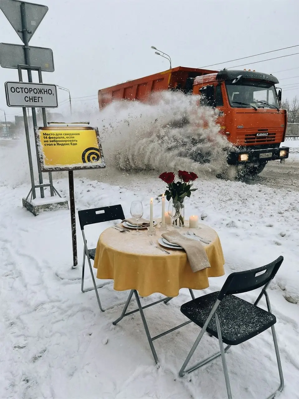 Места для свиданий в сугробах от Яндекс Еды.
В преддверии 14 февраля бренд развернул уличные инсталляции в Москве и Санкт-Петербурге: столы со скатертью, два стула, свечи, лепестки, связки шаров | Сетка — социальная сеть от hh.ru