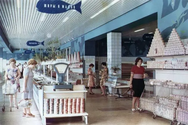 Рыбный четверг
Самое время вспомнить один из самых устойчивых советско-российских ритуалов.
Еще в 1930-е годы государство столкнулось с проблемой нехватки мяса. Рыбы было много, люди рыбу не любили | Сетка — социальная сеть от hh.ru