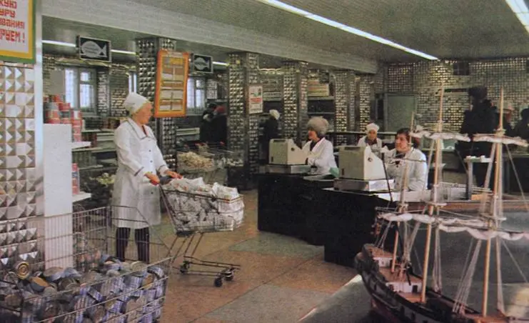 Рыбный четверг
Самое время вспомнить один из самых устойчивых советско-российских ритуалов.
Еще в 1930-е годы государство столкнулось с проблемой нехватки мяса. Рыбы было много, люди рыбу не любили | Сетка — социальная сеть от hh.ru