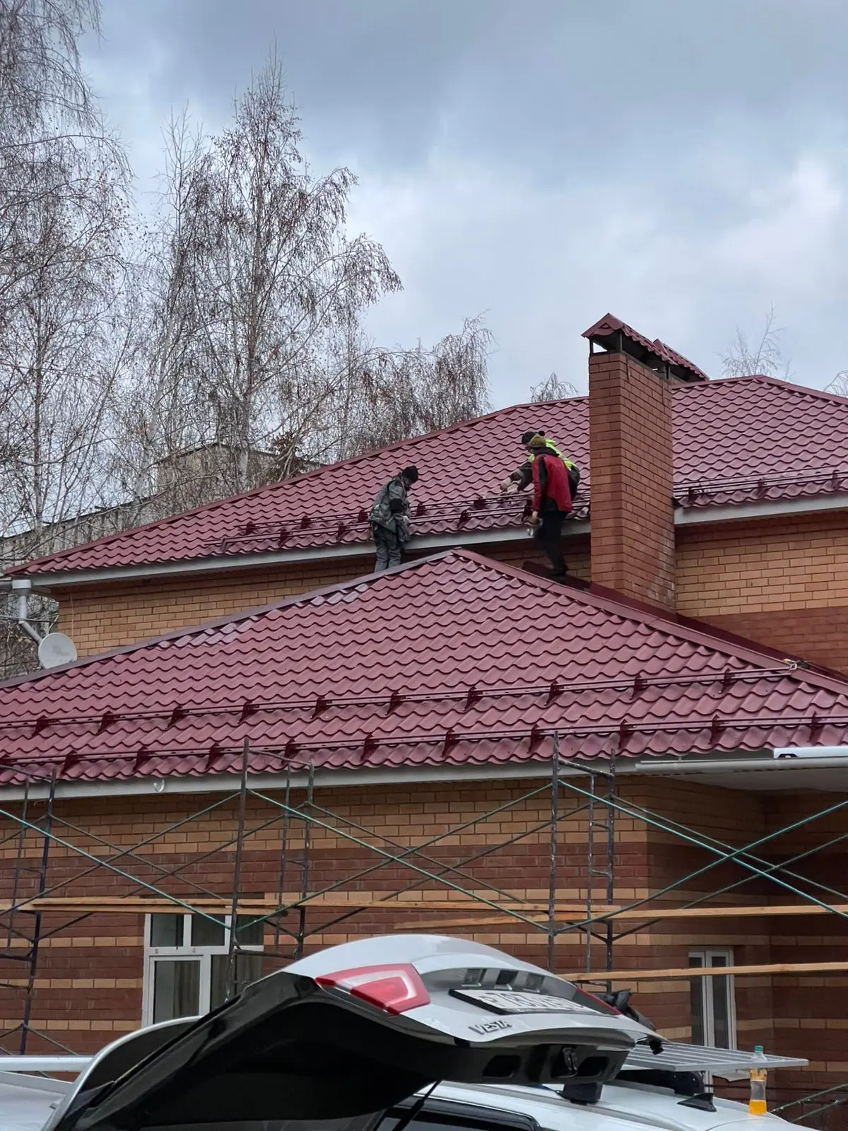 Установка снегозадержателей по периметру дома, Все виды кровельных работ | Сетка — социальная сеть от hh.ru