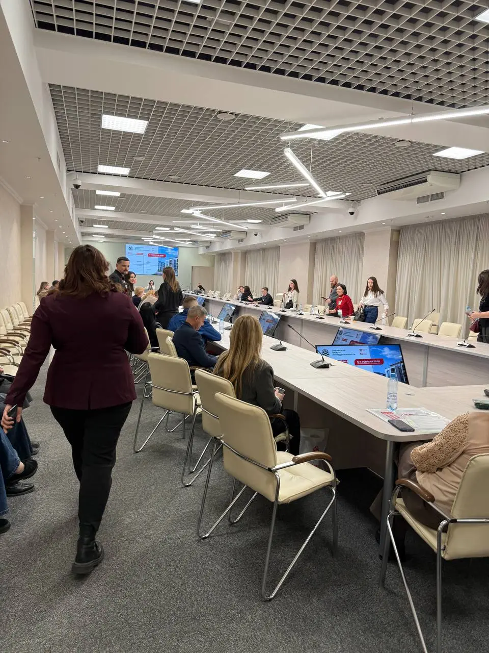 Сразу после выступления побежала в другой зал выступать с темой: «Топ-5 нейросетей для агента»
Считаю, что выступление было на мега высоком уровне🫶 | Сетка — социальная сеть от hh.ru