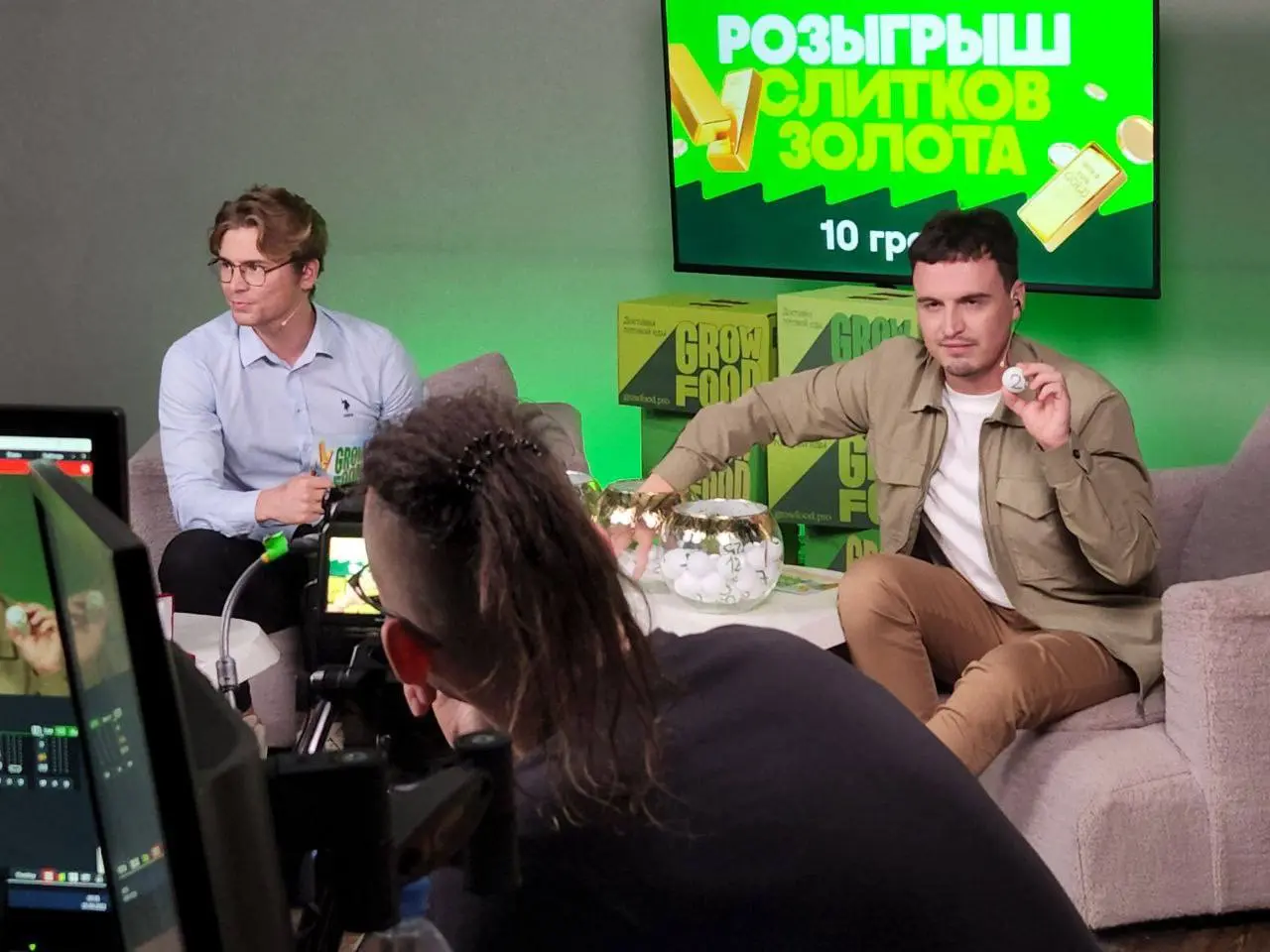 Мама, я был в телеке!
Когда я еще работал в Grow Food меня позвали быть ведущим прямых эфиром, а поскольку я люблю быть в кадре, я согласился!
Потрясающий проект, дорогие призы(а тогда разыгрывали зол... | Сетка — социальная сеть от hh.ru