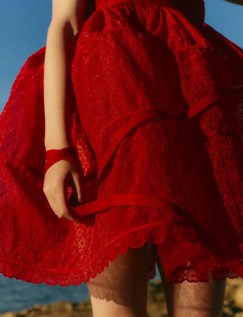 On Cloud Nine
Photographer - Agata Pospieszynska
Сast - Alice Stordiau
Fashion Editor/Stylist - Thea Lewis-Yates
Manifesto Magazine January 2026 | Сетка — социальная сеть от hh.ru