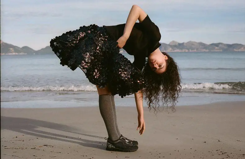 On Cloud Nine
Photographer - Agata Pospieszynska
Сast - Alice Stordiau
Fashion Editor/Stylist - Thea Lewis-Yates
Manifesto Magazine January 2026 | Сетка — социальная сеть от hh.ru