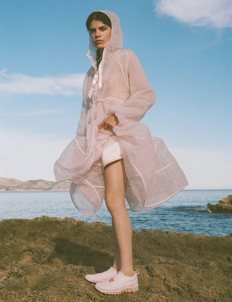 On Cloud Nine
Photographer - Agata Pospieszynska
Сast - Alice Stordiau
Fashion Editor/Stylist - Thea Lewis-Yates
Manifesto Magazine January 2026 | Сетка — социальная сеть от hh.ru