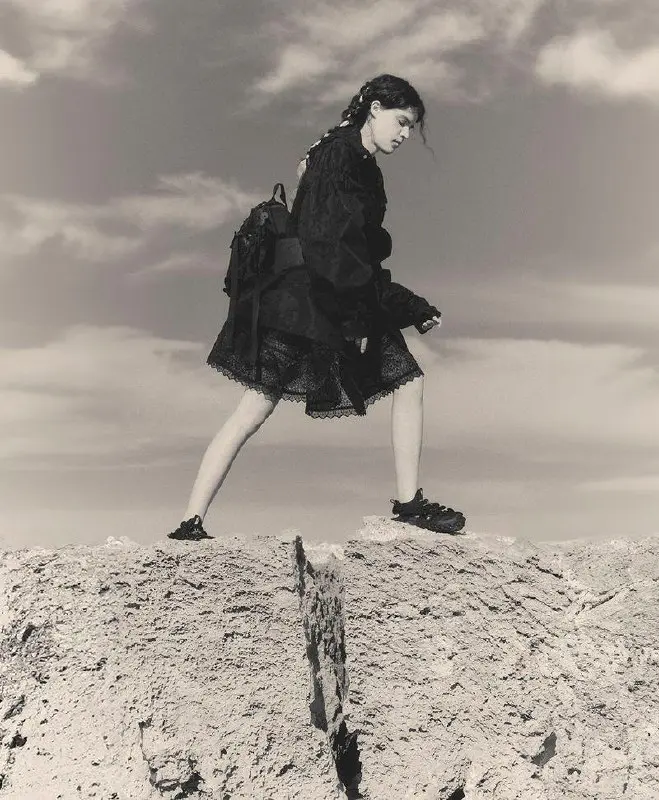 On Cloud Nine
Photographer - Agata Pospieszynska
Сast - Alice Stordiau
Fashion Editor/Stylist - Thea Lewis-Yates
Manifesto Magazine January 2026 | Сетка — социальная сеть от hh.ru