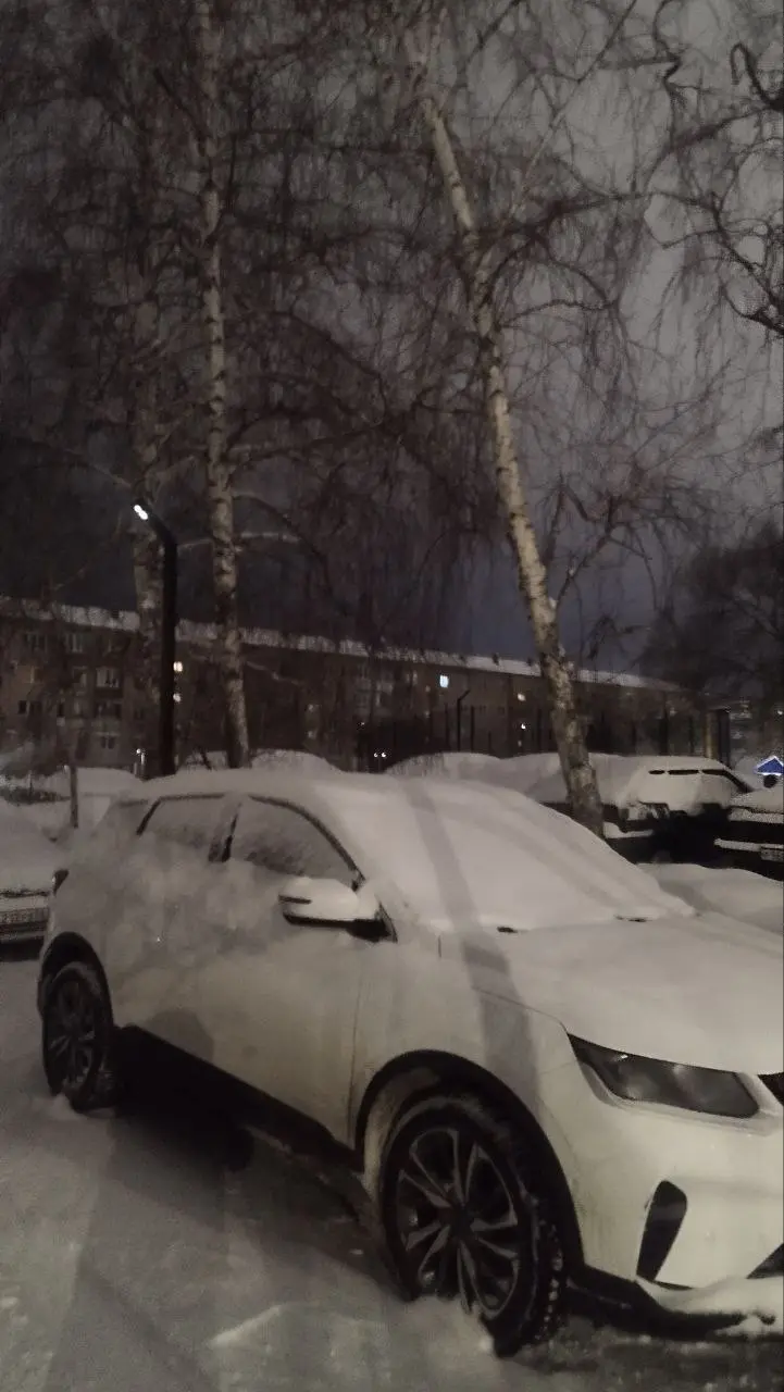 Я не камень!
На днях в мой адрес фразу сказали, что под лежачий камень вода не течёт..
Даже если в чём то я и камень, то явно не лежачий.
(Варианты: полезный, драгоценный, безумный) | Сетка — социальная сеть от hh.ru