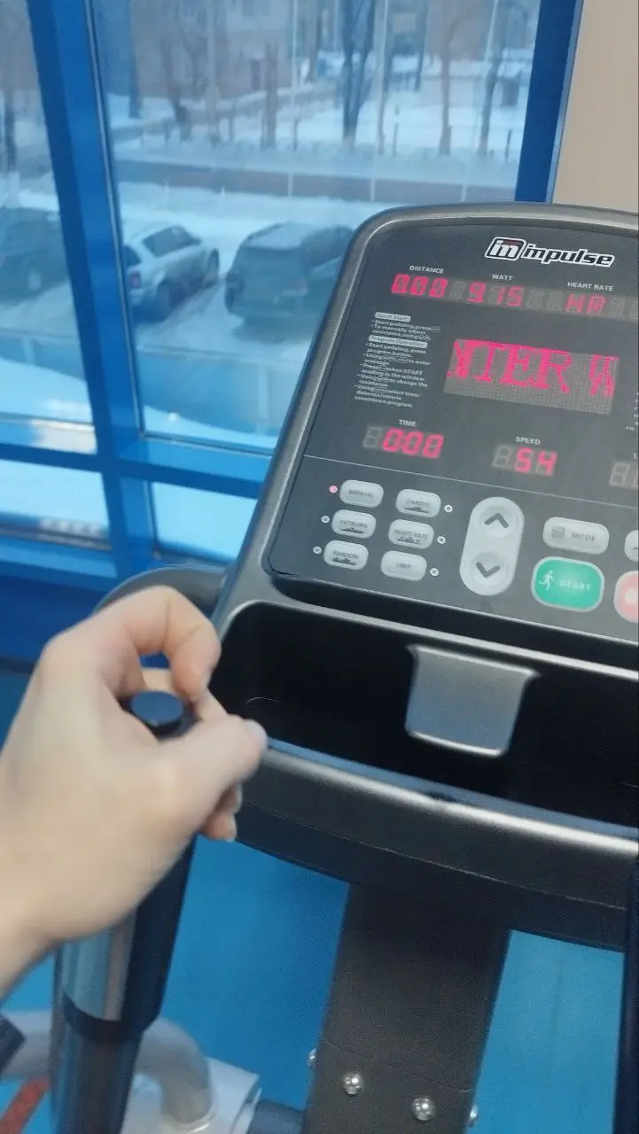 Я не камень!
На днях в мой адрес фразу сказали, что под лежачий камень вода не течёт..
Даже если в чём то я и камень, то явно не лежачий.
(Варианты: полезный, драгоценный, безумный) | Сетка — социальная сеть от hh.ru