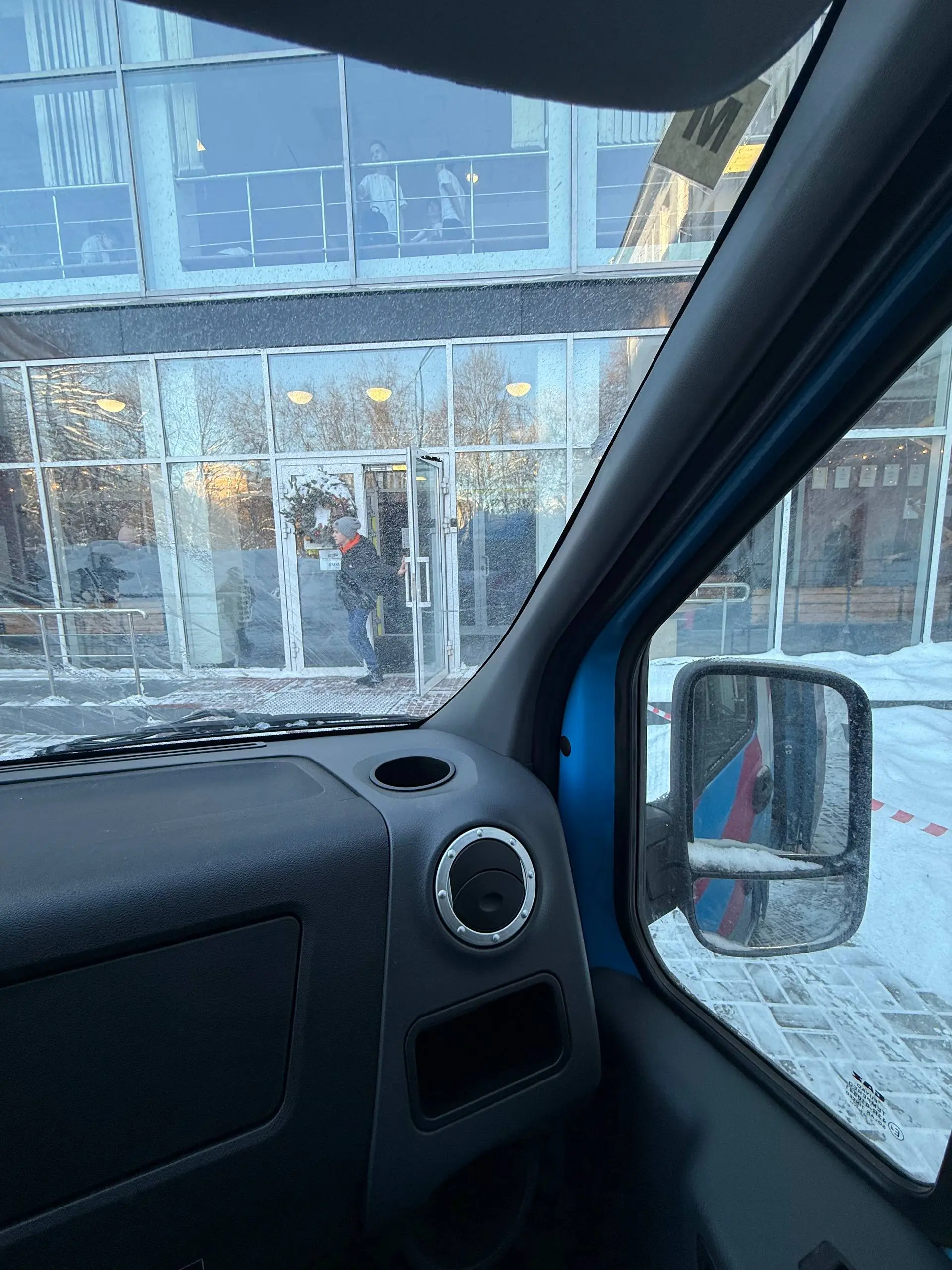 в качестве инструментов для наполнения бэклога используем не только анализ и изучение пользователей, но и полевые исследования логистических процессов
на той неделе полдня ездили с курьером развозить ... | Сетка — социальная сеть от hh.ru