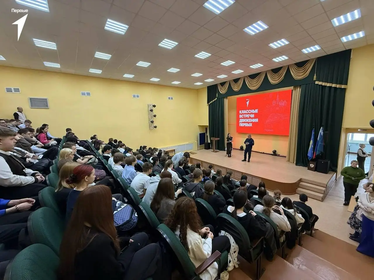 От учителя до бизнесмена: как найти свой путь в мире предпринимательства?
В рамках сообщества «Действуй» в школе №6 города Холмска прошла «Классная Встреча» с Александром Теном - человеком, который до... | Сетка — социальная сеть от hh.ru