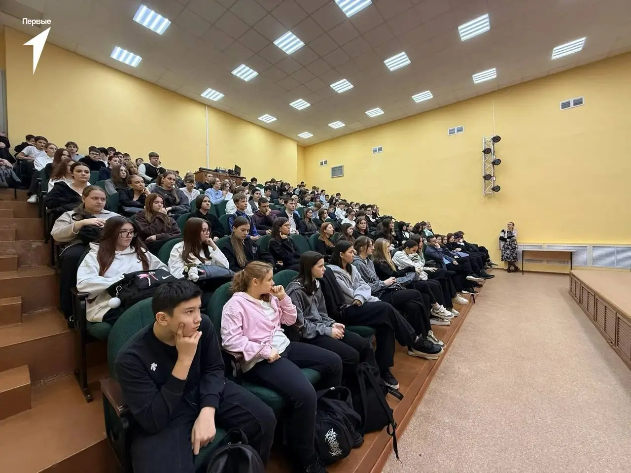 От учителя до бизнесмена: как найти свой путь в мире предпринимательства?
В рамках сообщества «Действуй» в школе №6 города Холмска прошла «Классная Встреча» с Александром Теном - человеком, который до... | Сетка — социальная сеть от hh.ru