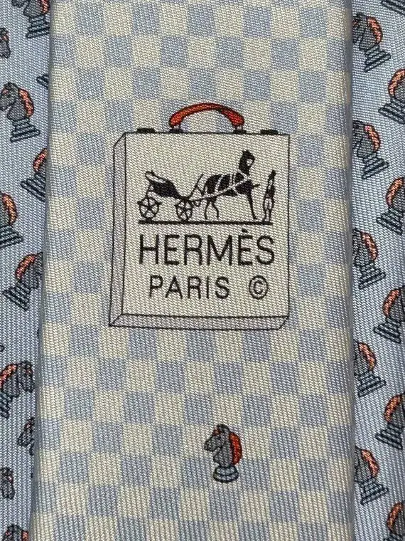 Галстуки Hermès, например
#дизайнобл
Сегодня пятница, а, значит, наступает день дизайна на волнах кртбл /брендинг медиа/
Первые галстуки Hermès появились в 1949 году, а массово вошли в моду в 1950-е | Сетка — социальная сеть от hh.ru