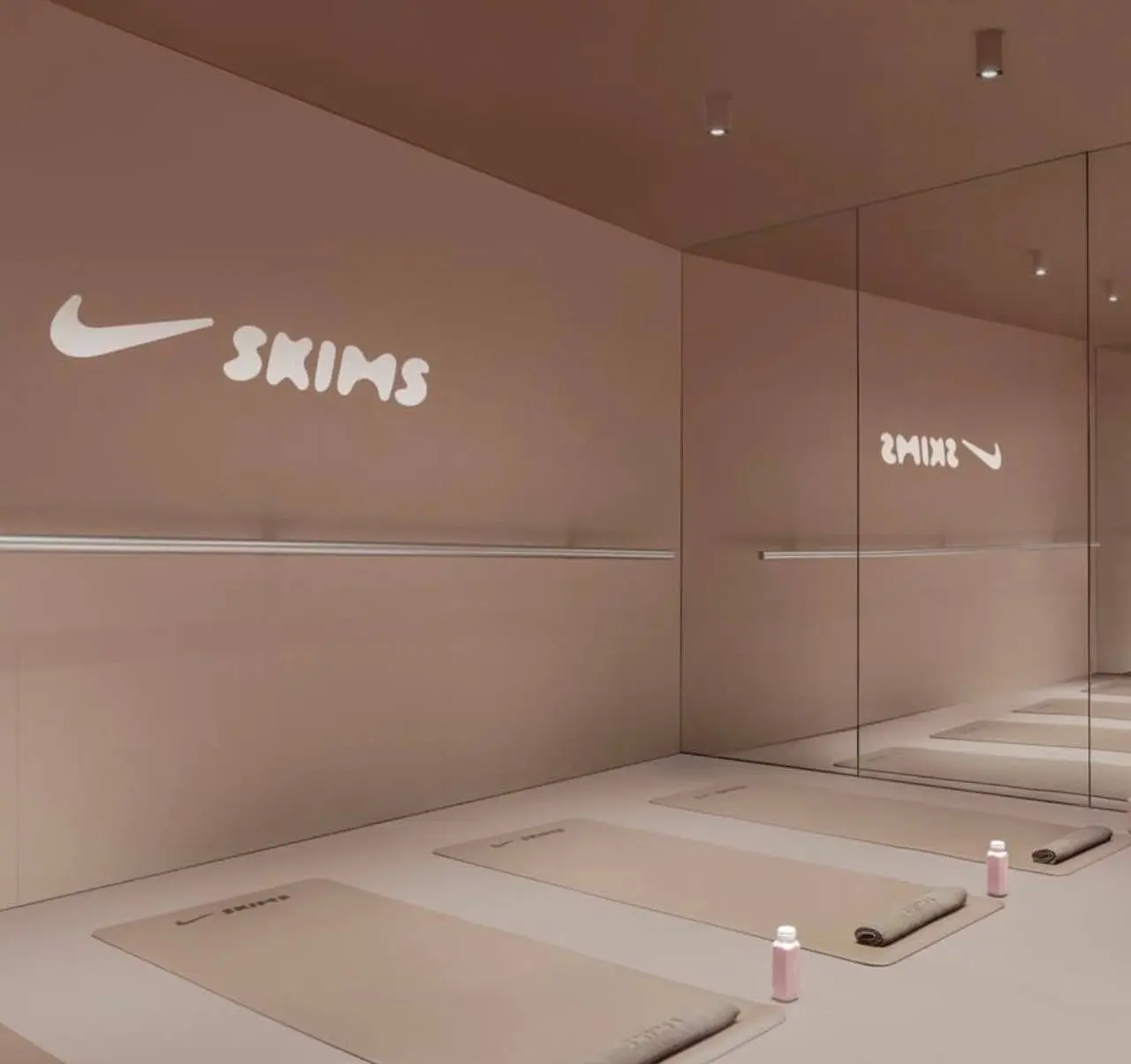 #Артем В Париже.
Там Nike и бренд нижнего белья Skims открыли симпатичный поп-ап магазин. Весь движ для продвижения новой модели кроссовок NikeSkims Rift Satin | Сетка — социальная сеть от hh.ru
