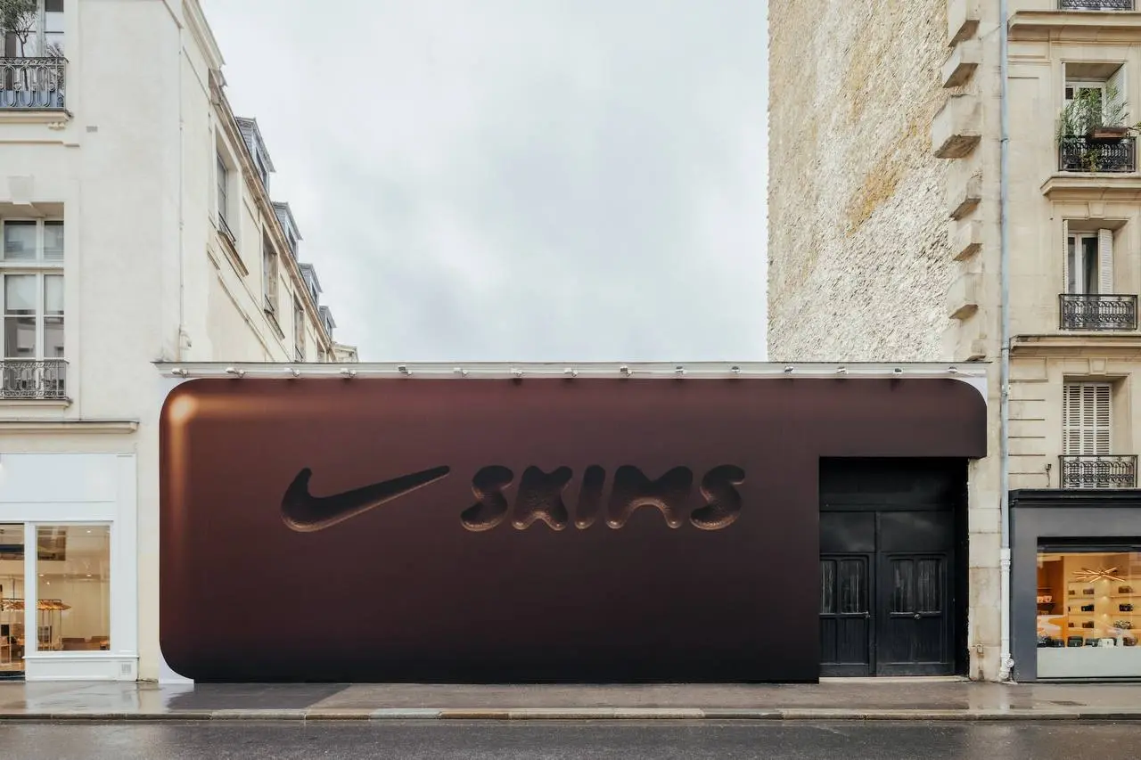 #Артем В Париже.
Там Nike и бренд нижнего белья Skims открыли симпатичный поп-ап магазин. Весь движ для продвижения новой модели кроссовок NikeSkims Rift Satin | Сетка — социальная сеть от hh.ru
