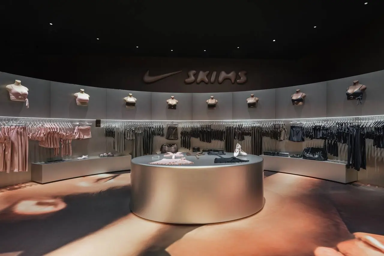 #Артем В Париже.
Там Nike и бренд нижнего белья Skims открыли симпатичный поп-ап магазин. Весь движ для продвижения новой модели кроссовок NikeSkims Rift Satin | Сетка — социальная сеть от hh.ru